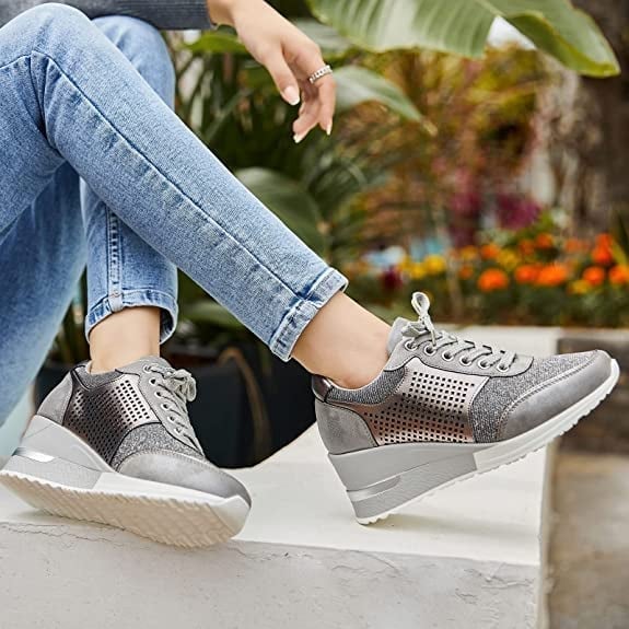 Damen-Sneaker mit verstecktem Keilabsatz und Plateau-Sohle