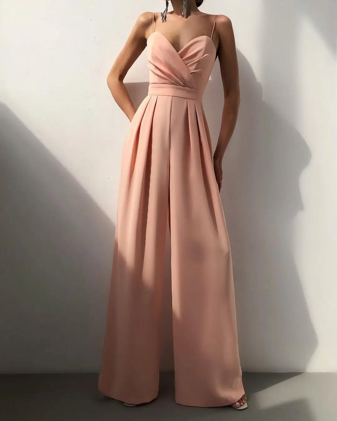 Ärmelloser Jumpsuit mit hoher Taille und weitem Bein