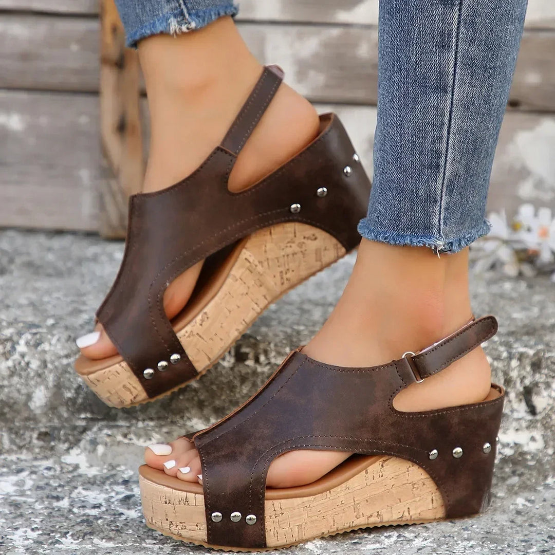 Überkreuzte Peep-Toe-Keilsandalen Erhabene Eleganz mit alltäglichem Komfort