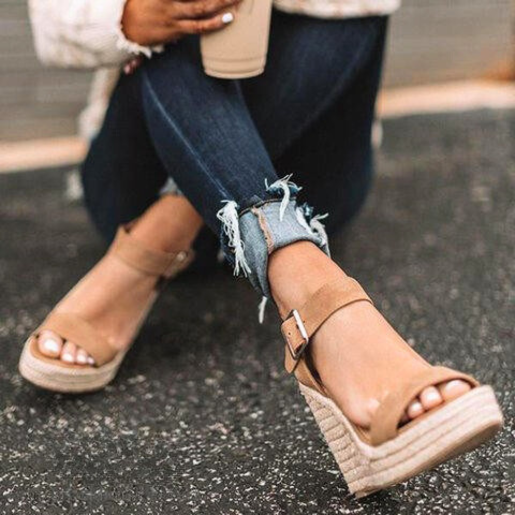 Lässige Sandalen mit T-Riemen und Keilabsatz für Damen