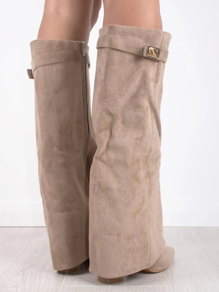 Kniehohe Suède-Stiefel mit Absatz