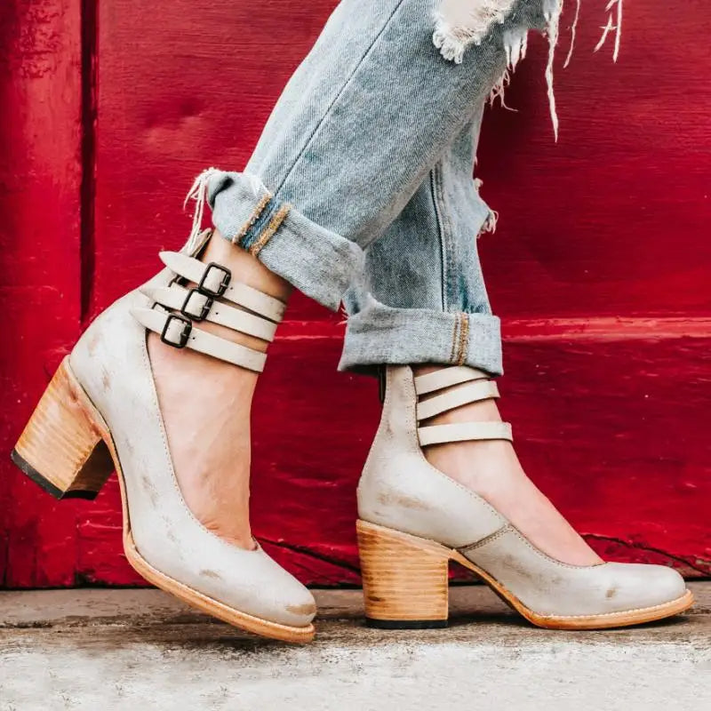 Pumps im Vintage-Stil mit Fesselriemchen und klobigem Absatz