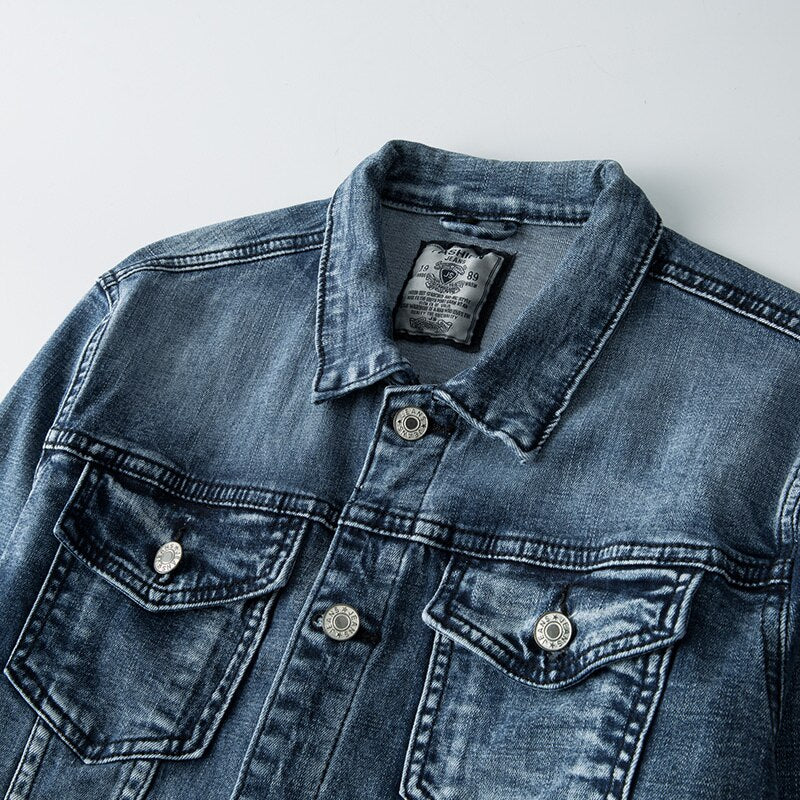 Urban Edge – Klassischer Denim trifft Biker-Attitüde