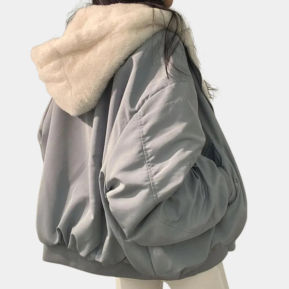 2-in-1-Wintermantel für Damen mit Kapuze. Vielseitige Wärme und Stil für kaltes Wetter.