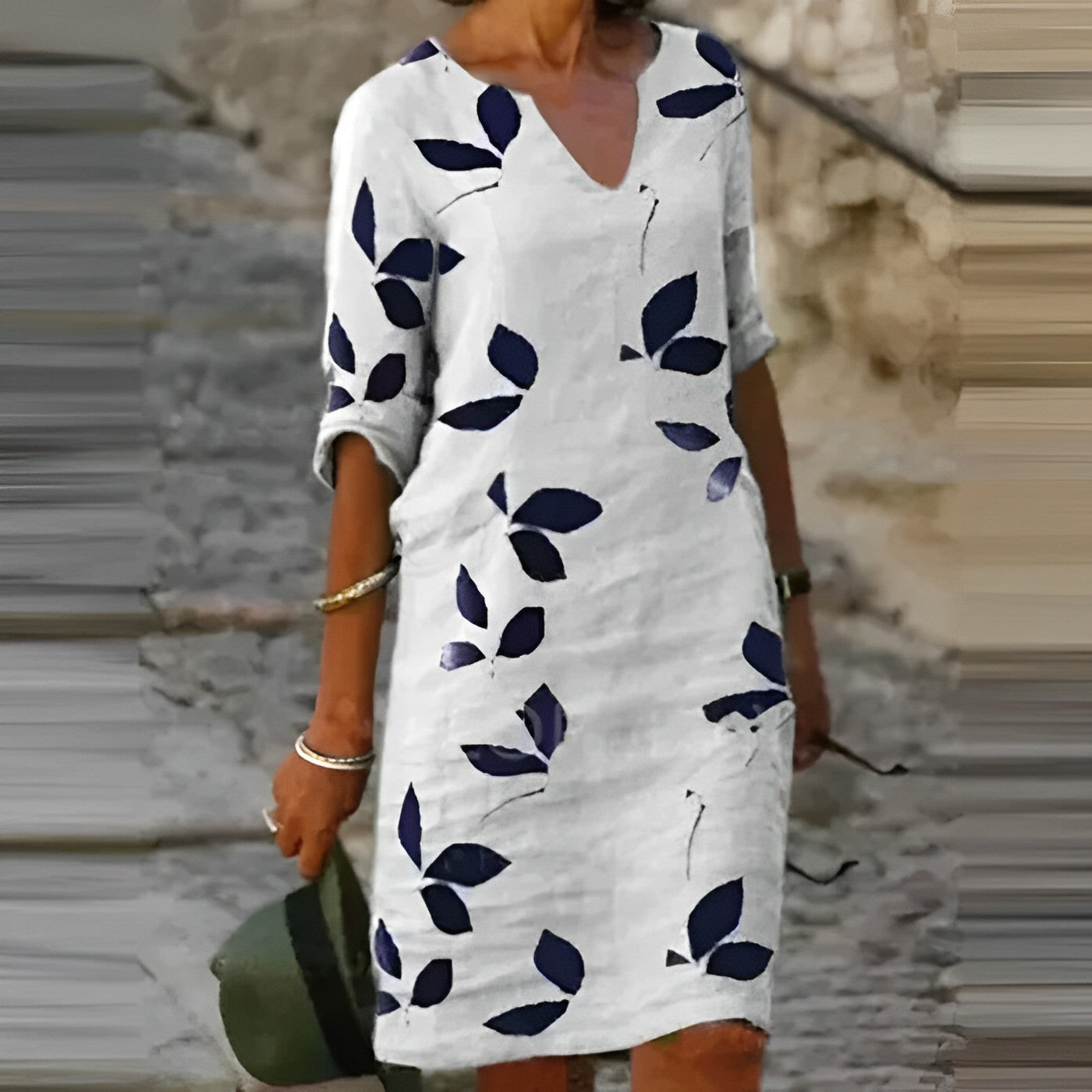Sommerliche Bluse mit Knopfleiste und zartem Muster