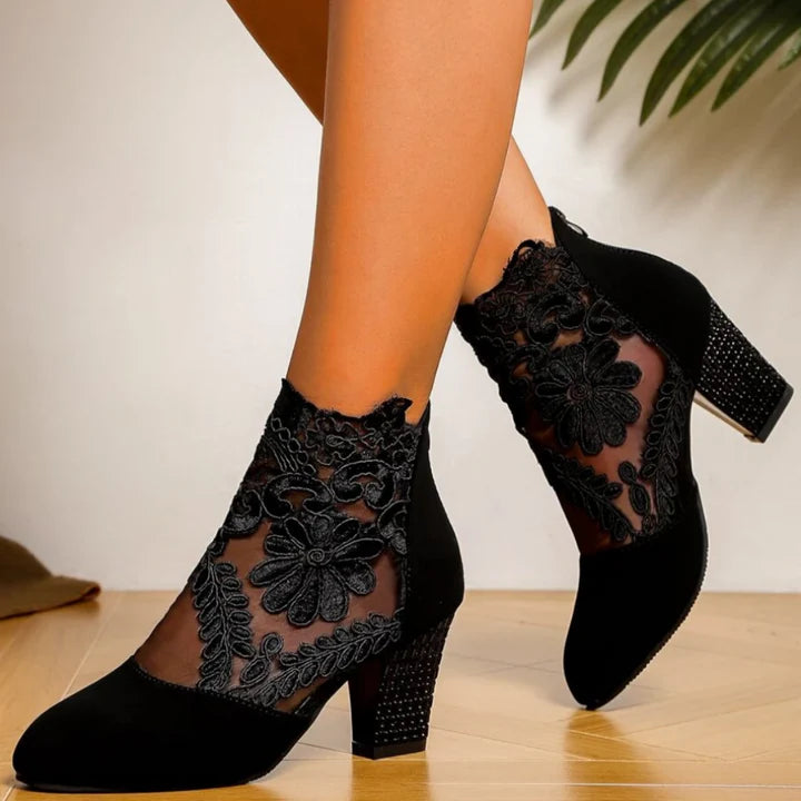 Bestickte High Heels mit Spitzen-Design