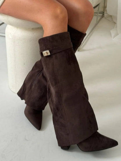 Kniehohe Suède-Stiefel mit Absatz