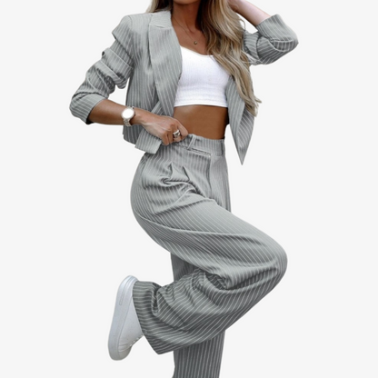 Zweiteiliges Damen-Set mit stilvollem Streifenmuster