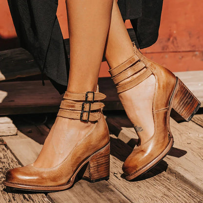 Pumps im Vintage-Stil mit Fesselriemchen und klobigem Absatz