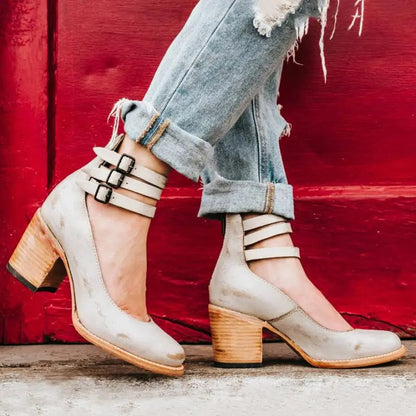 Pumps im Vintage-Stil mit Fesselriemchen und klobigem Absatz