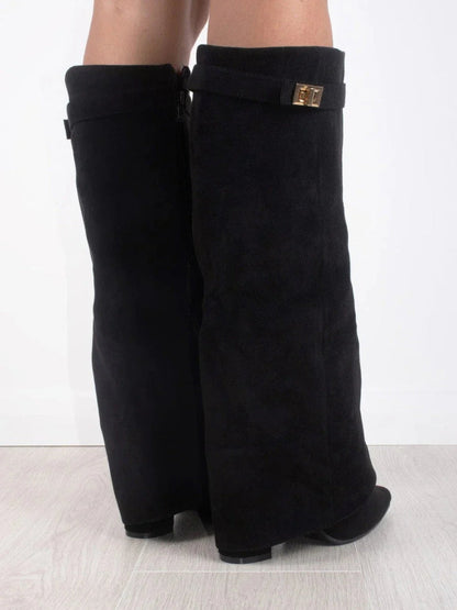 Kniehohe Suède-Stiefel mit Absatz