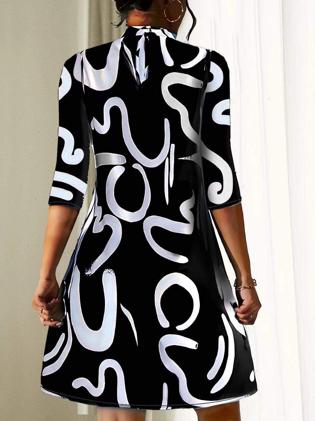 Elegantes Sommerkleid mit Spitzenärmeln und taillierter Passform