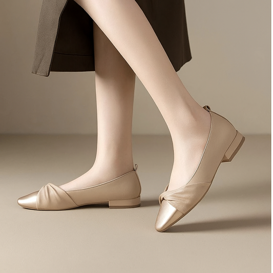 Damenschuhe aus weichem Leder mit niedrigem Absatz und spitzer Spitze