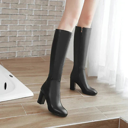 Kniehohe Stiefel mit Absatz und Reißverschluss für Damen. Elegantes Design trifft auf alltäglichen Komfort.