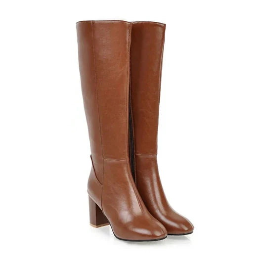 Kniehohe Stiefel mit Absatz und Reißverschluss für Damen. Elegantes Design trifft auf alltäglichen Komfort.