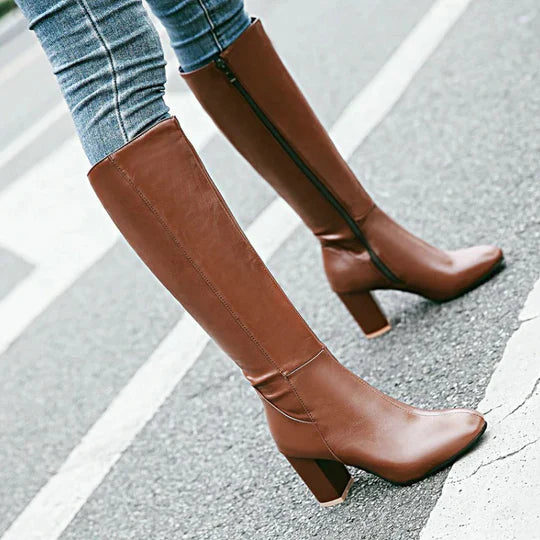 Kniehohe Stiefel mit Absatz und Reißverschluss für Damen. Elegantes Design trifft auf alltäglichen Komfort.