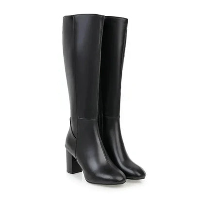 Kniehohe Stiefel mit Absatz und Reißverschluss für Damen. Elegantes Design trifft auf alltäglichen Komfort.