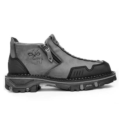 Herren-Stiefeletten mit Totenkopf-Akzent. Auffälliger Stil trifft auf alltäglichen Komfort