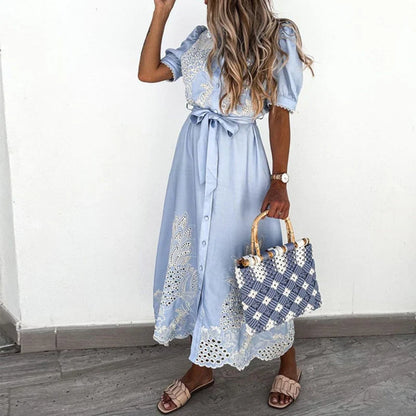 Besticktes blaues Damenkleid mit eleganten Details