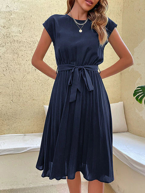 Elegantes Sommerkleid mit Spitzenärmeln und taillierter Passform