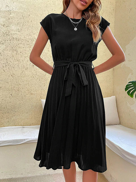 Elegantes Sommerkleid mit Spitzenärmeln und taillierter Passform