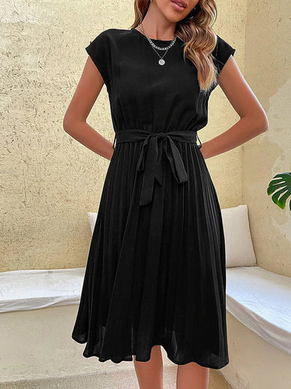 Elegantes Sommerkleid mit Spitzenärmeln und taillierter Passform