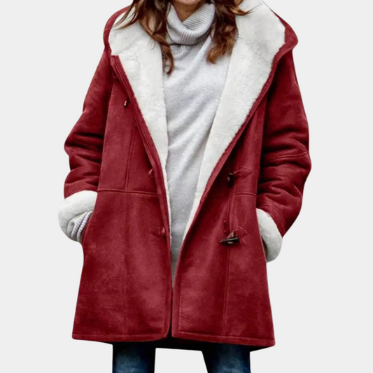 Lange rode winterjas voor dames met witte voering, knopen en capuchon. Stijlvolle warme damesjas, ideaal voor koude seizoenen.