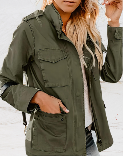 Figurbetonte Daunenjacke mit mehreren Taschen