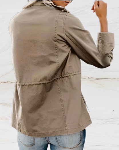 Figurbetonte Daunenjacke mit mehreren Taschen