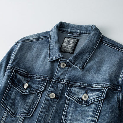 Urban Edge – Klassischer Denim trifft Biker-Attitüde