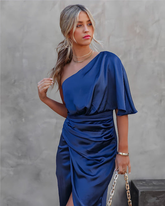 Satiniertes Midikleid mit Rüschen und One-Shoulder-Design