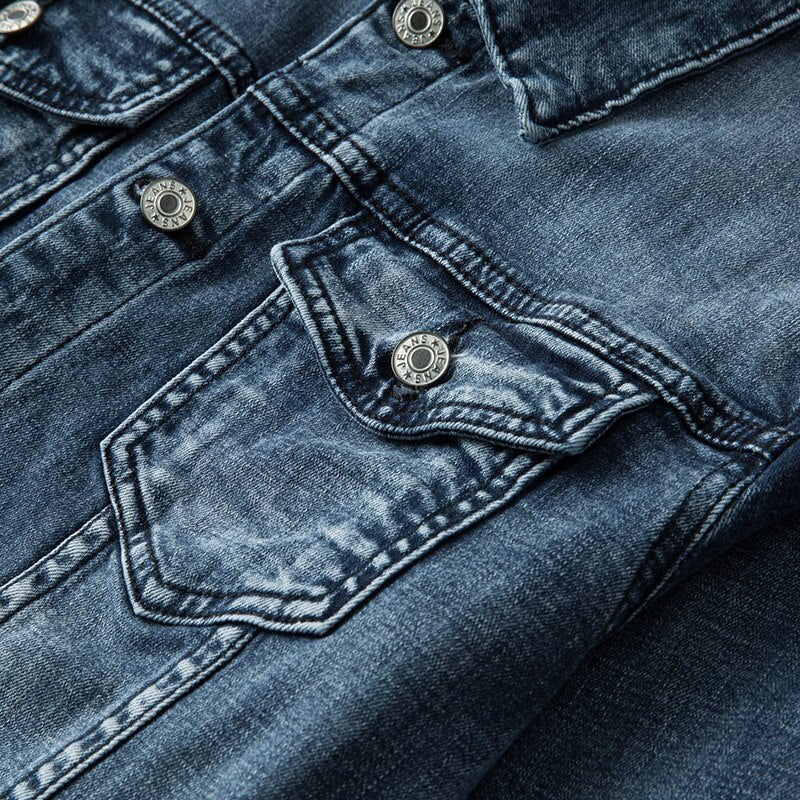 Urban Edge – Klassischer Denim trifft Biker-Attitüde