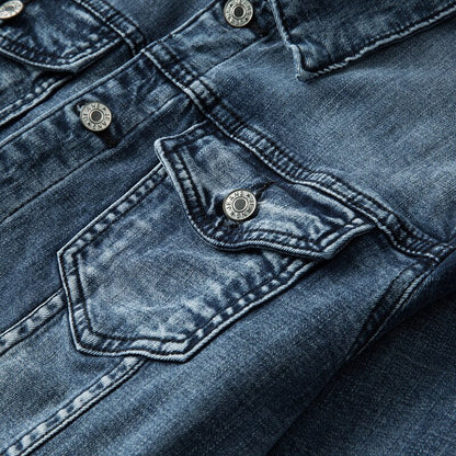 Urban Edge – Klassischer Denim trifft Biker-Attitüde