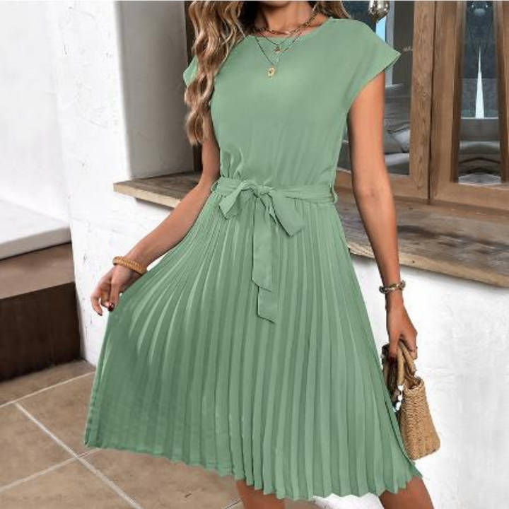 Elegantes Sommerkleid mit Spitzenärmeln und taillierter Passform