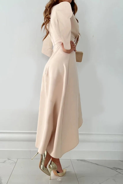 Elegantes Sommerkleid mit femininer Taille und fließendem Schnitt