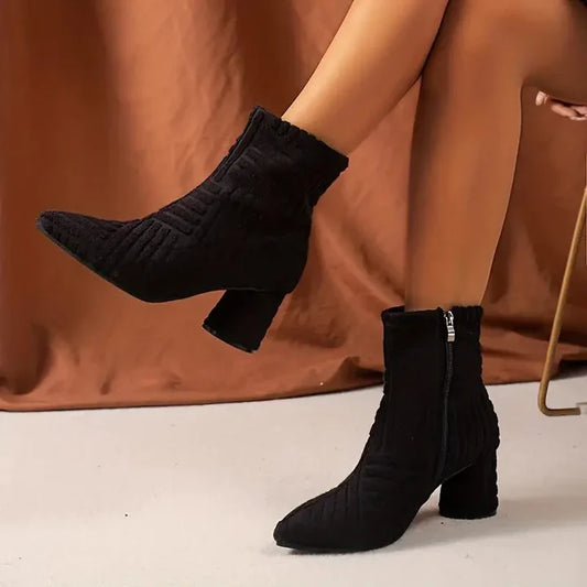 Einfarbige Damenstiefel mit Blockabsatz