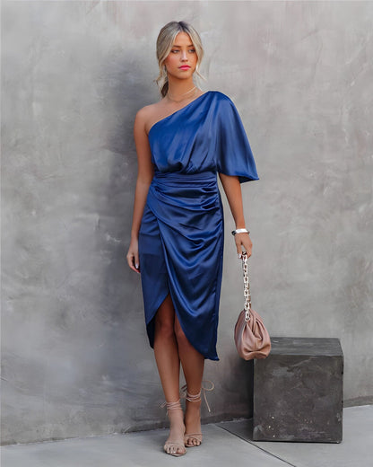 Asymmetrisches Off-Shoulder-Kleid