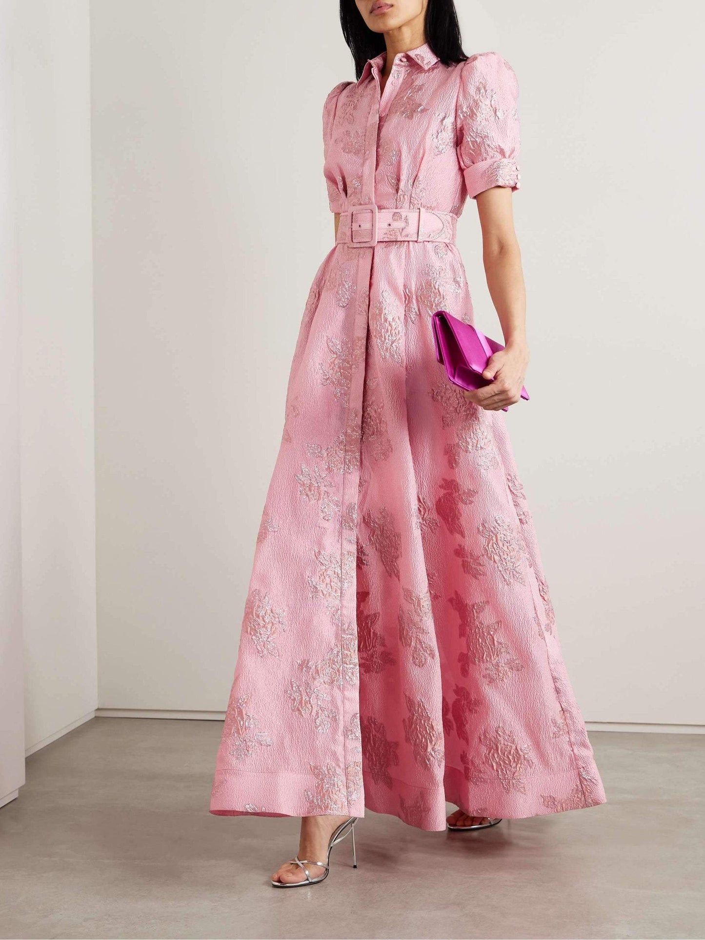 Damenkleid mit kurzen Puffärmeln