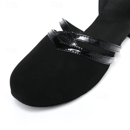 Latein-Tanzschuhe für Mädchen auf der Tanzfläche